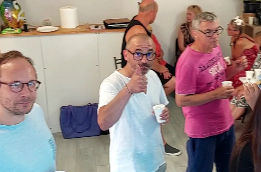 Un petit matin au club Sunrise nutrition, les membres installés autour des tables